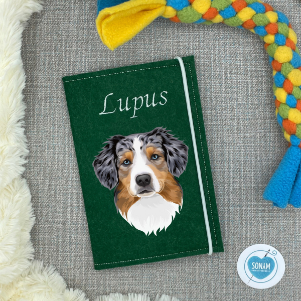 Designbeispiel der Impfpasshülle dunkelgrün für die Hunderasse Australian Shepherd blue merle tan